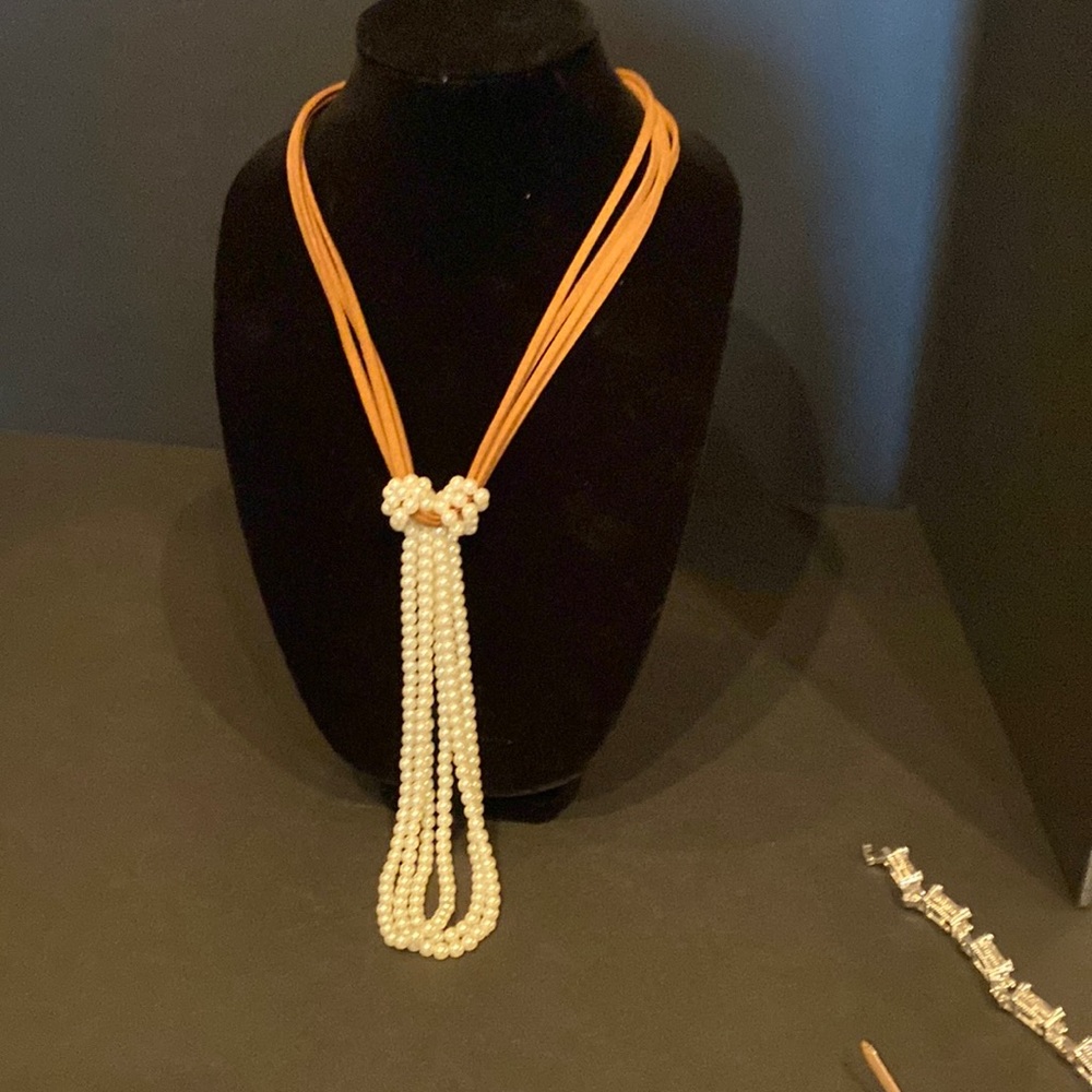 Beautiful necklace made with leather and pearls.